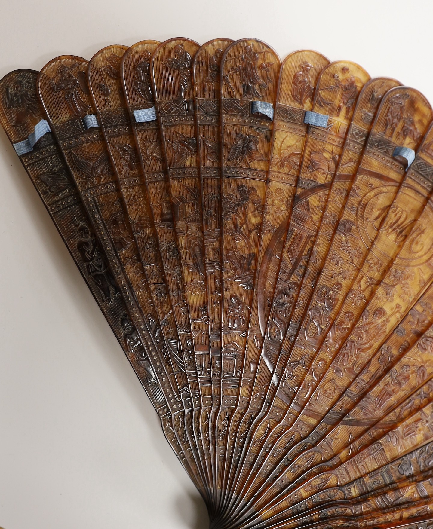 A 19th century Chinese tortoiseshell Brise fan, decorated with a central figural cartouche, 18.5cms high